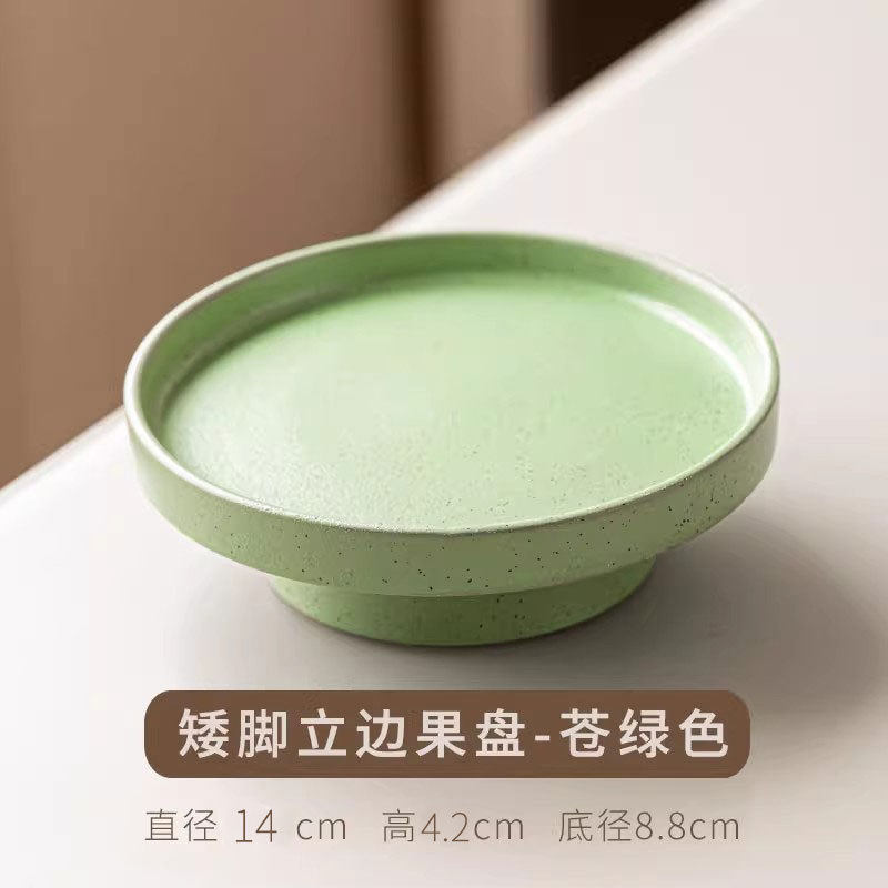 低い足の果立の辺の皿-蒼緑