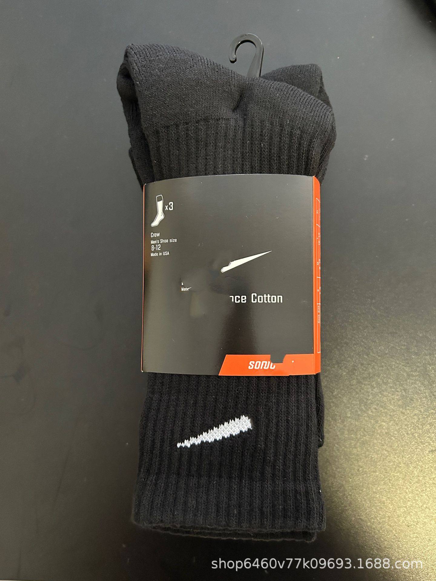 Zoven Nestor Socks, man and woman, with thick sports socks and towels.