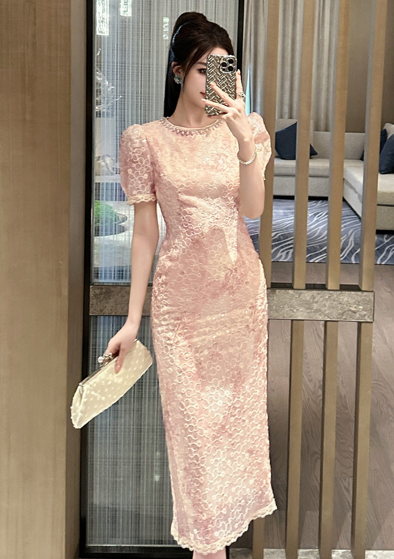 Đầm ren nữ dáng ôm body qua gối, tay ngắn cổ tròn, đính đá lấp lánh — [Hồng sâm banh] chi tiết 1