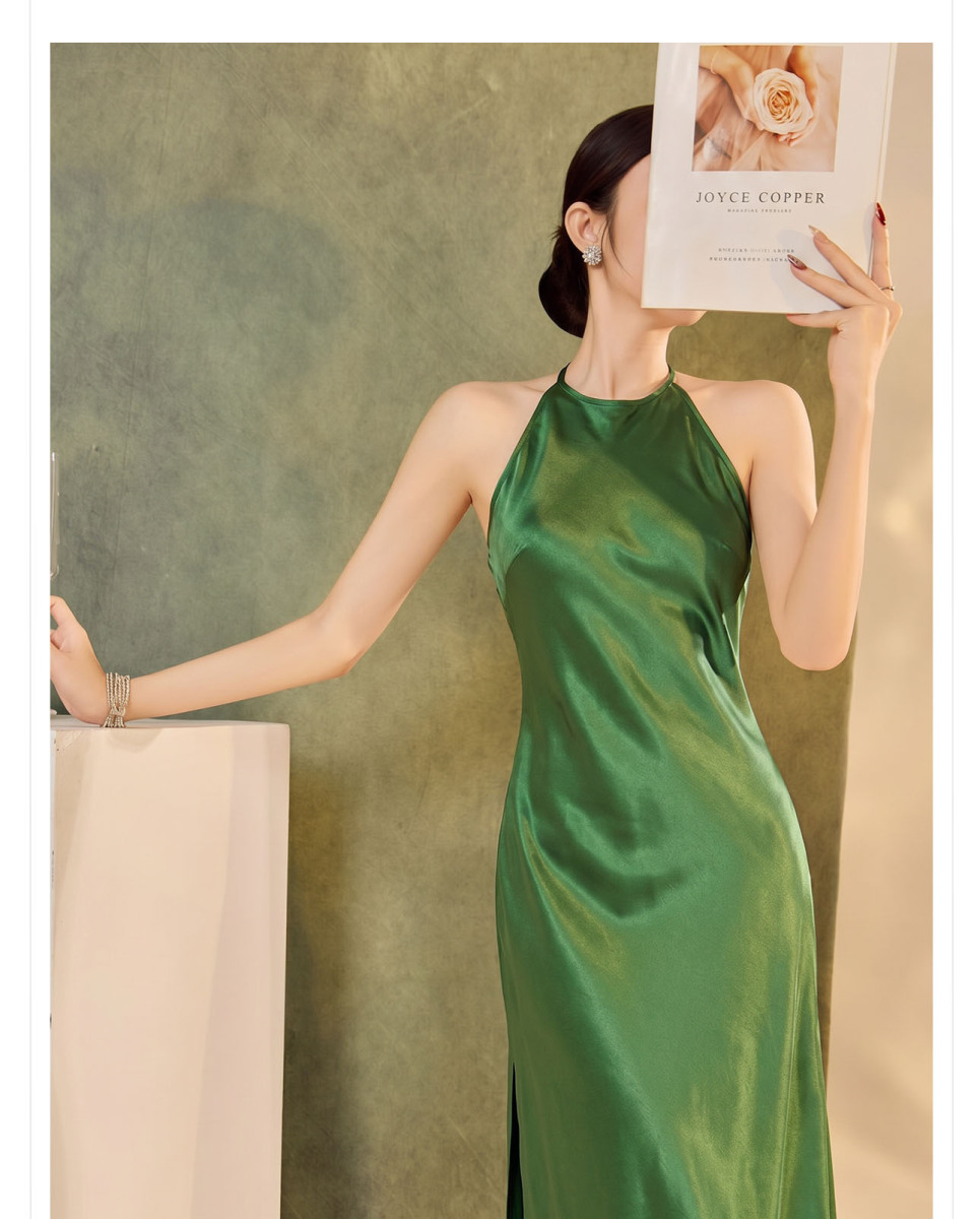 Đầm dài cổ quấn vai trần chất liệu satin bóng nhẹ, chiết eo xếp ly, xẻ tà bên hông tôn dáng — Xanh rêu đậm