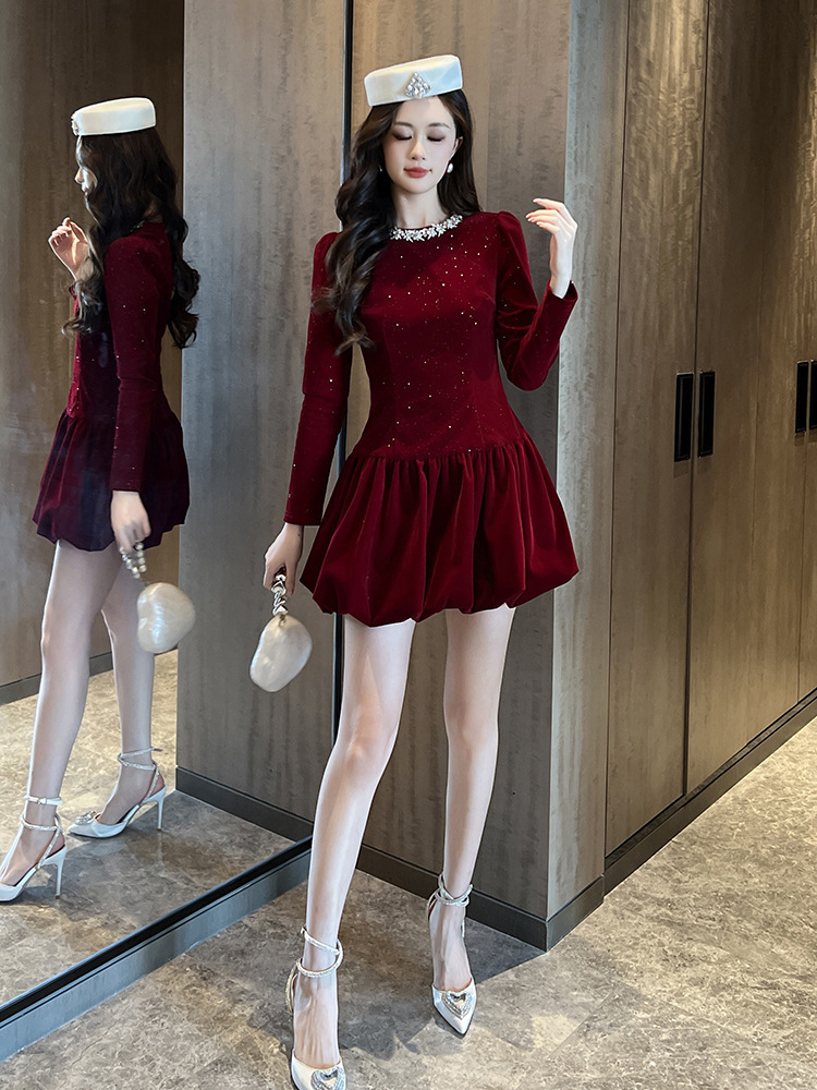 Đầm nhung đỏ cổ tròn đính đá thắt eo dáng xòe — Màu đỏ rượu