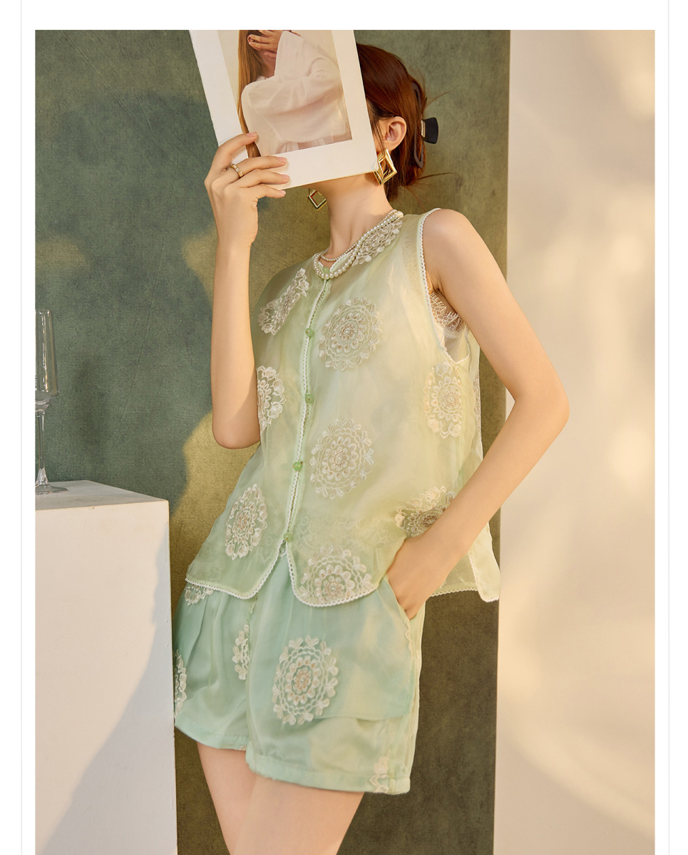 Bộ ba món nữ gồm áo khoác, gile và quần short lụa tơ tằm thêu hoa — Quần short xanh lục nhạt, Gi lê xanh lục nhạt, Áo khoác xanh lục nhạt