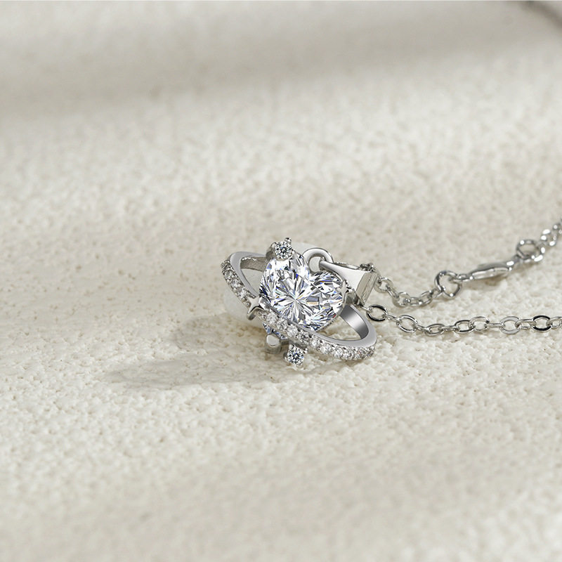 Love Planet Necklace Women's Simple Fashion High-end Heart-shaped Pendant Niche Design Small Fresh Star Clavicle Chain