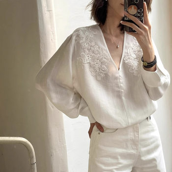 2025 New National Style New Chinese V-neck Embroidered White Shirt Women's Summer Fashion Western Style Design Niche Cardigan