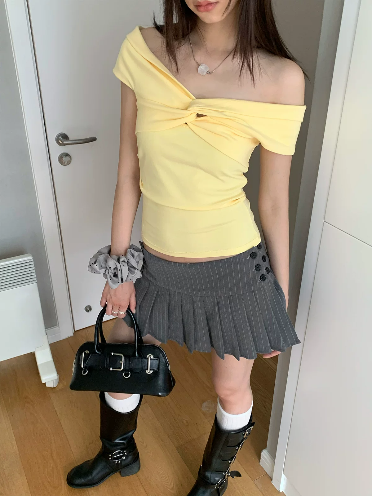 夏季韩国博主设计感一字领交叉扭结收腰短款辣妹露肩T恤女
