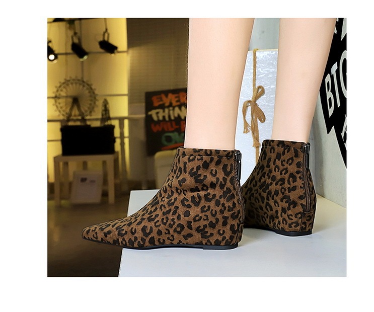 Boot cổ thấp nữ họa tiết da báo gót ẩn tăng chiều cao khóa kéo phía sau — lót đơn in hình báo