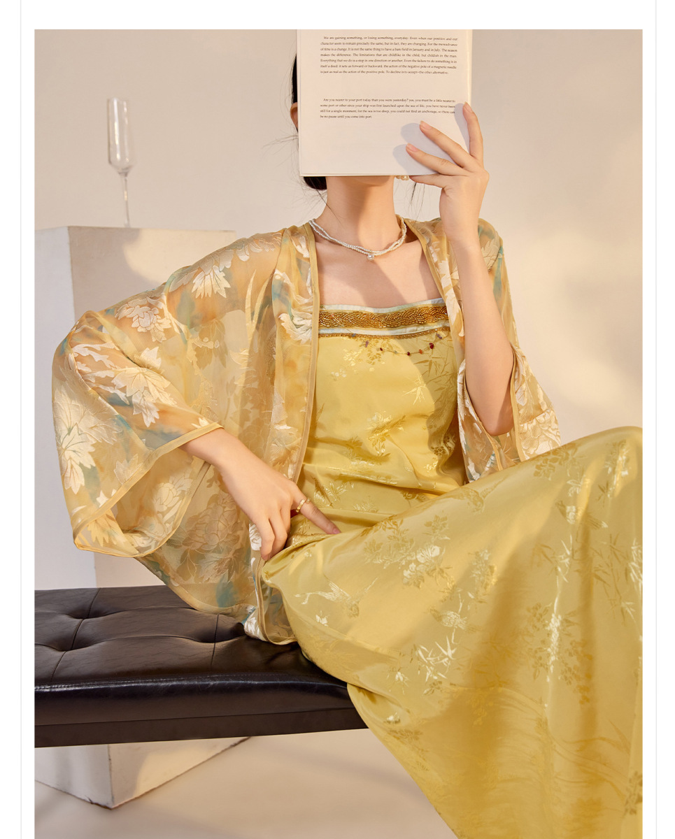 Bộ áo khoác cardigan thêu hoa dài tay kèm váy hai dây dài — Áo len Jacquard (Giao hàng trong 7 ngày), Váy yếm (giao hàng trong 7 ngày), Váy yếm (giao ngay trong ngày)