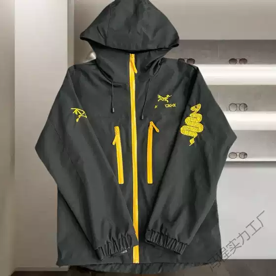 Spring 2025 New Limited Edition Unisex Windproof Couple's Jacket, Versatile, Waterproof, Embroidered, Stylish
