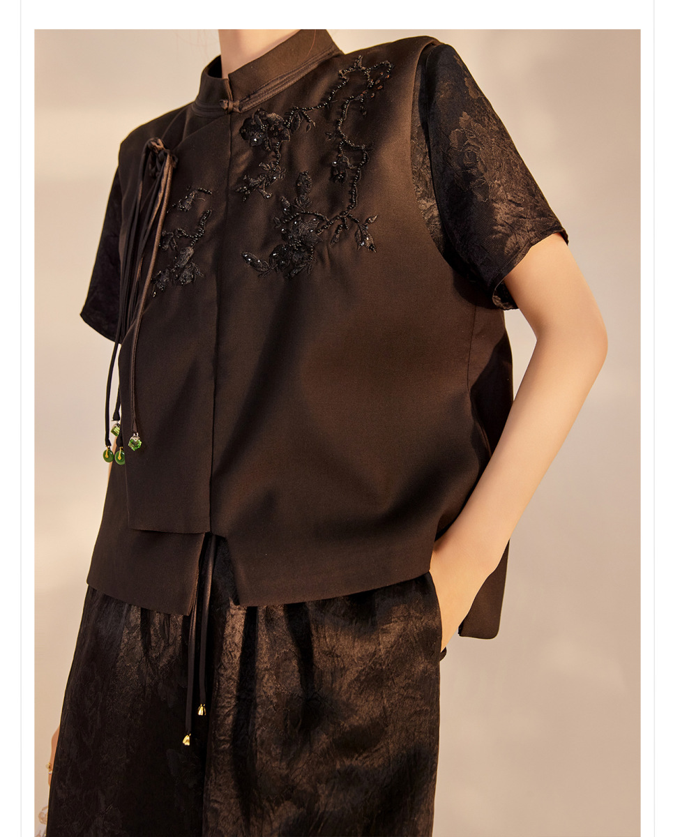 Áo vest nữ cổ đứng thêu nổi cài khuy phong cách thanh lịch — Ngọc Bích Đen (Giao Hàng Ngay), Trắng tuyết satin (tóc làm trong ngày)
