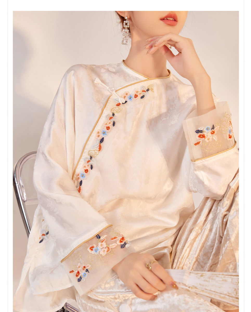 Áo nữ dài tay cổ tròn thêu hoa cài khuy lệch vai phong cách thanh lịch — Cloud Silk White (Giao hàng ngay hôm nay), Cloud Silk White (Giao hàng trong 7 ngày)