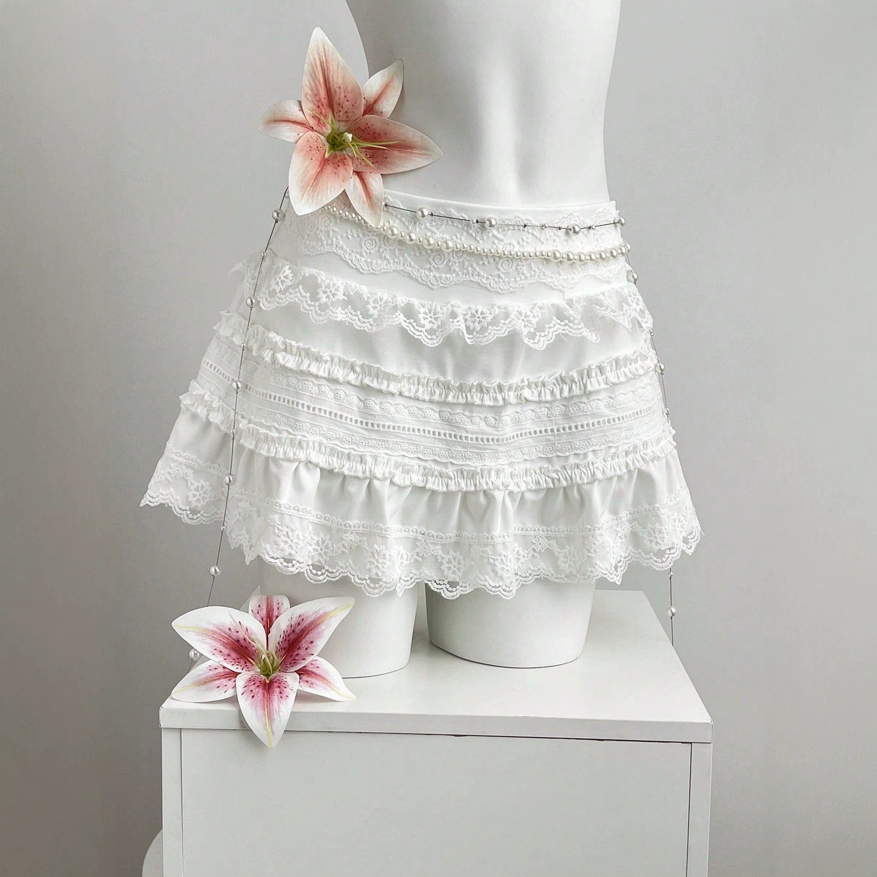 Summer Womens Ruffled Lace Trim Mini Skirt Low Waist Lightweight Fabric Elegant Design Ready to Ship Wholesale