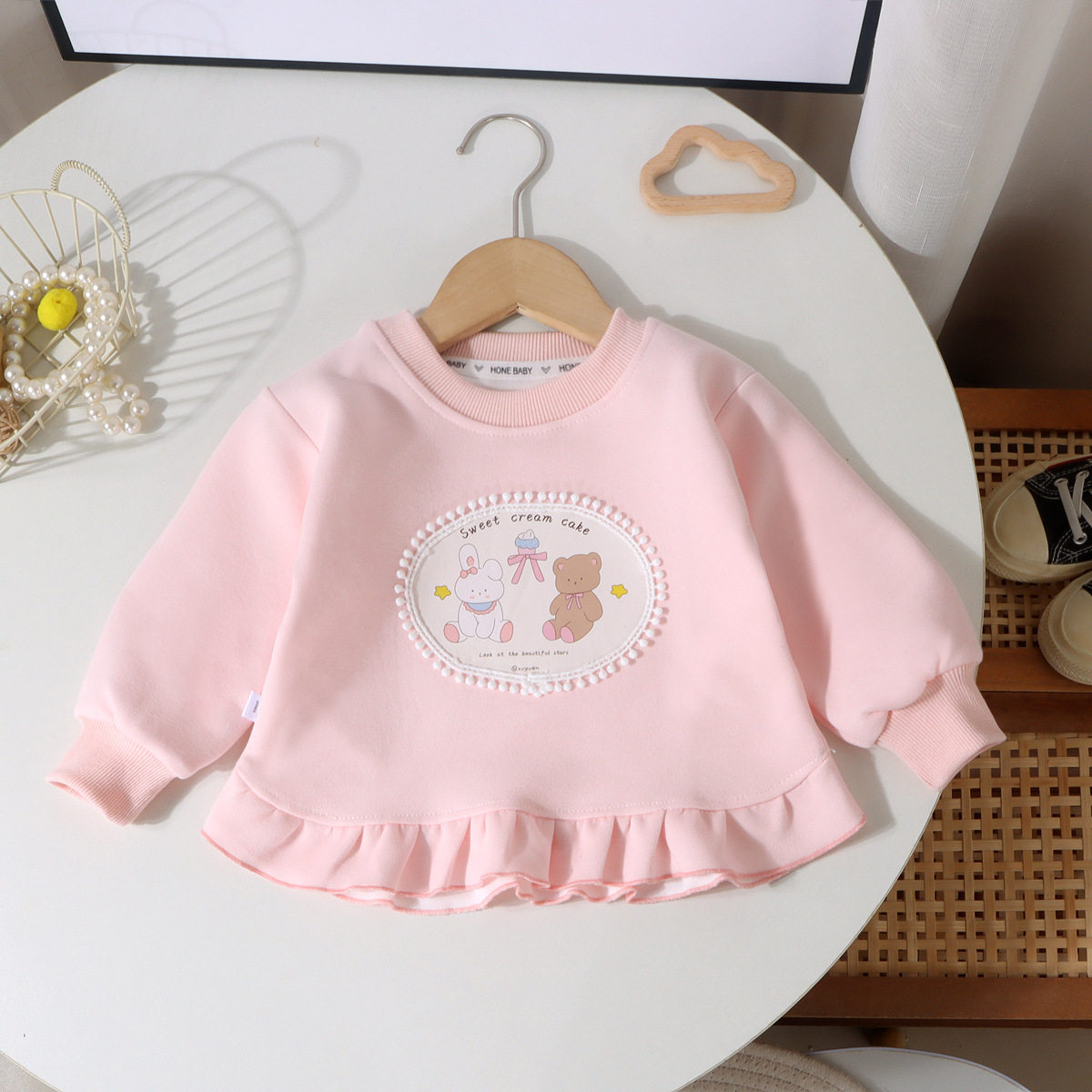 เสื้อกันหนาวเด็กหญิง คอลเลกชันใหม่ฤดูใบไม้ผลิและฤดูใบไม้ร่วงปี 2025 สไตล์เกาหลี พิมพ์ลายการ์ตูน คอกลม ชายกระโปรงระบาย สำหรับสวมเป็นเสื้อชั้นใน ขายส่ง