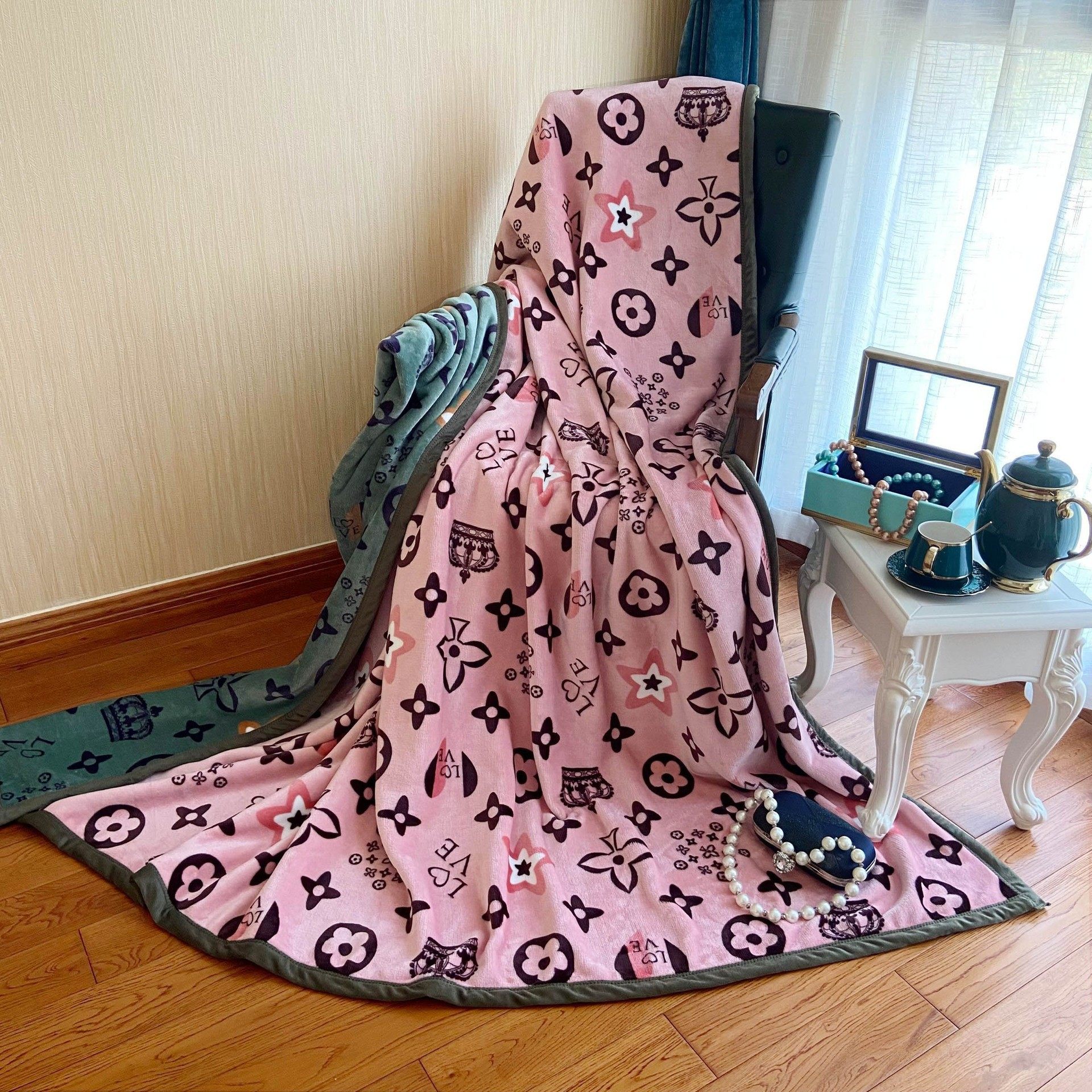 Wholesale double-layer thickened AB version of light luxury wind warm Faleirong air conditioning blanket composite carpet gift generation hair