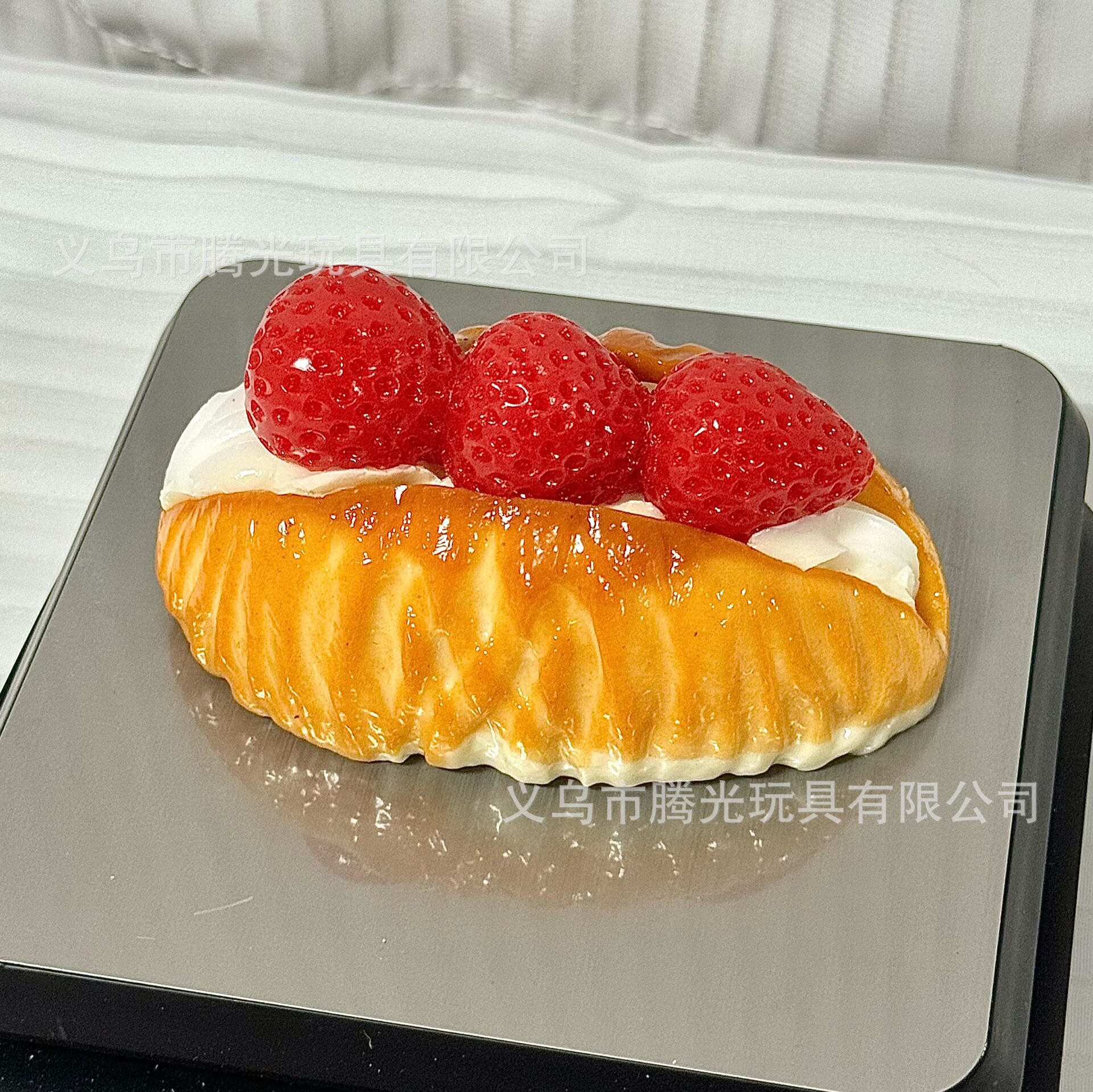 ストロベリークリームパン