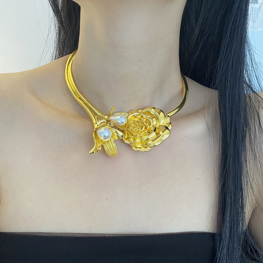 Middle Ancient Metal Vintage Golden Camellia Heavy Industry Collar Necklace Women's Three-dimensional Pearl Petal Open Clavicle Necklace