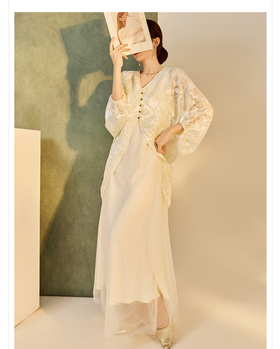 Đầm maxi nữ dài tay cổ chữ V họa tiết hoa in nổi — bầu trời xanh, Màu trắng nhạt