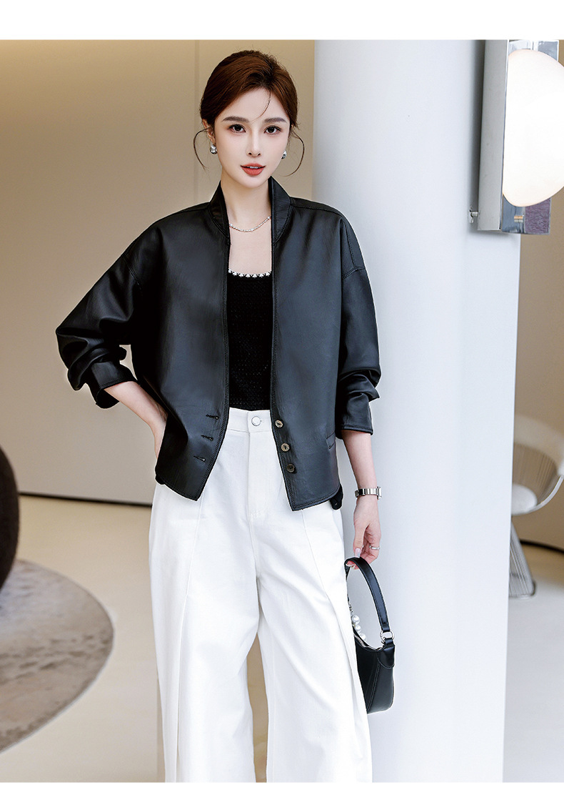 Áo khoác da cừu nữ dáng ngắn cổ chữ V phối túi