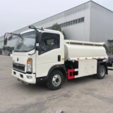Экспортный 5-тонный масляный танкер завод прямых продаж тяжелых грузовиков Howo liquid tanker мобильный заправочный грузовик 5000L oil truck