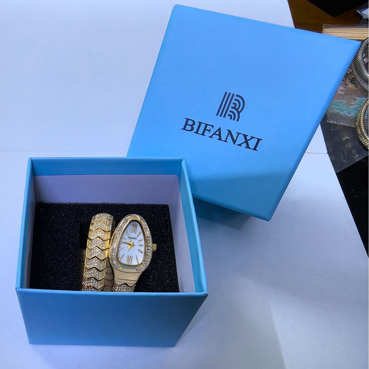 New high-end watch display box dustproof high-end flip watch box Independent display box Watch storage box