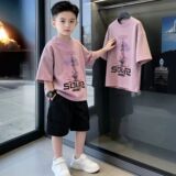 Модный костюм с короткими рукавами для мальчиков, летний новый стиль 2026, большой детский тренд в спорте и досуге, жареный уличный хулиган, красивый западный стиль, крутой