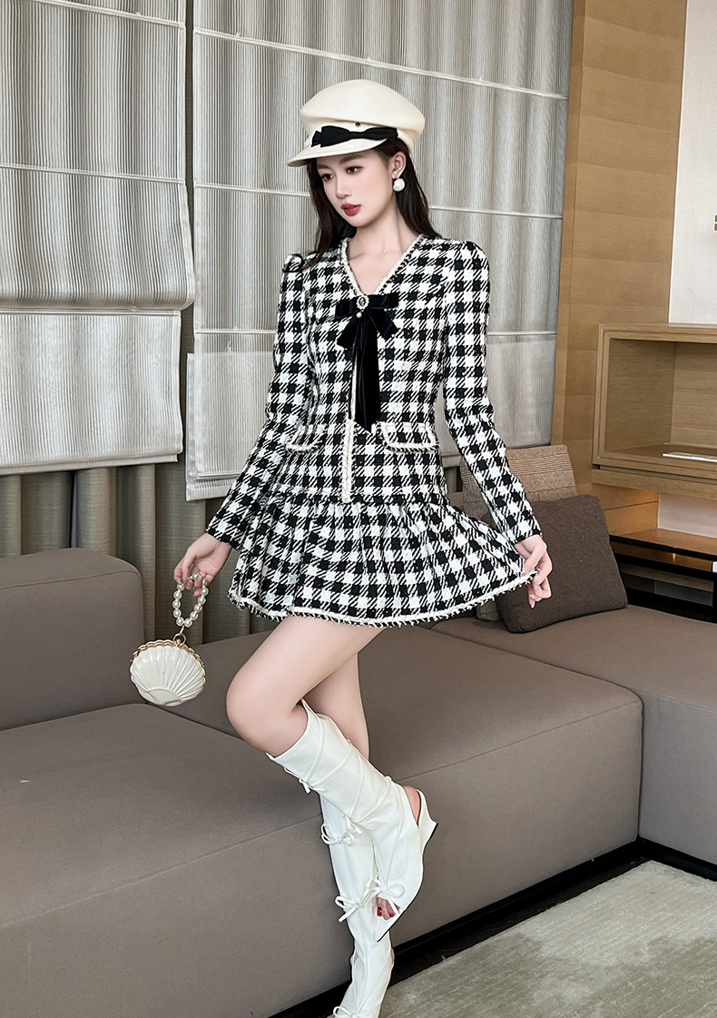 Đầm nữ dáng chữ A cổ chữ V họa tiết ca rô, tay dài phối viền lá sen — Đen trắng