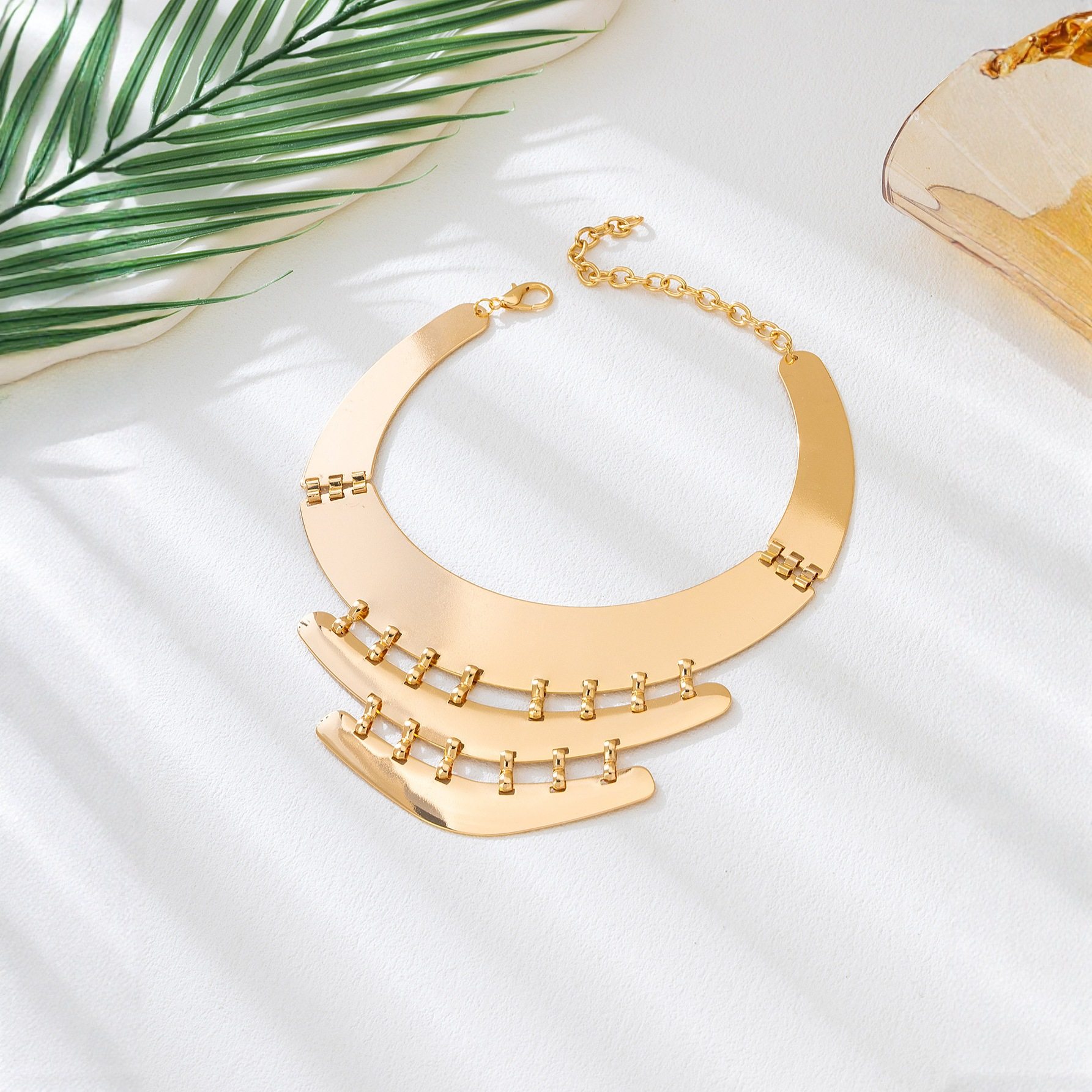 A Stylish and Exaggerated European and American Hollow Shiny Pendant Necklace for Women, Suitable for Vacation Wear as a Gift