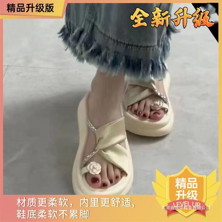 รองเท้าแตะสีดำส้นหนาเพิ่มความสูง ดูสวยงามสะดุดตา แมตช์กับกระโปรง ใส่ออกนอกบ้านในฤดูร้อน สไตล์ฝรั่งเศส รุ่นใหม่ปี 2026