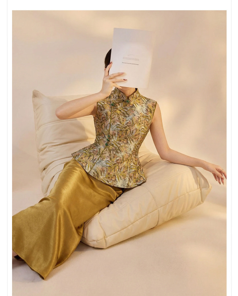 Bộ áo gile dệt jacquard cổ cao không tay kèm chân váy dài chữ A họa tiết hoa — Chân váy vàng hổ phách (giao hàng trong 7 ngày), Chân váy xanh lá trúc (giao hàng trong 7 ngày), Áo gile dệt jacquard (giao hàng trong 7 ngày), Áo gile dệt jacquard (giao hàng trong ngày)