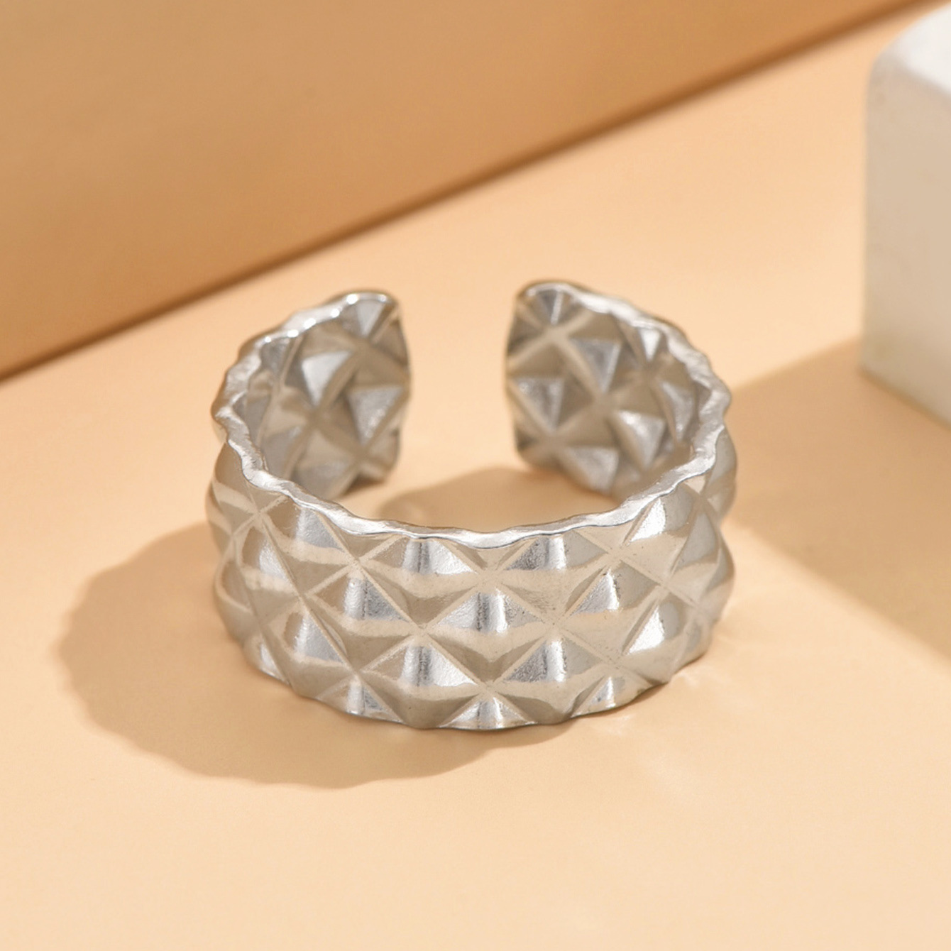 跨境复古经典菱格纹理设计不锈钢开口戒指轻奢镀金不掉色手饰现货