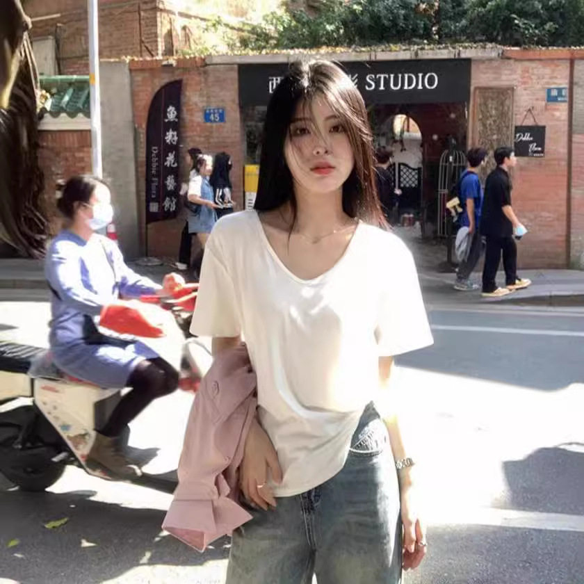 เสื้อยืดแขนสั้นคอวีบางเบา ฤดูร้อน รุ่นใหม่ เสื้อเบสสีขาวสำหรับผู้หญิง เสื้อยืดลำลองทรงหลวม ช่วยให้ดูผอมเพรียว ยอดนิยมในหมู่ผู้หญิง