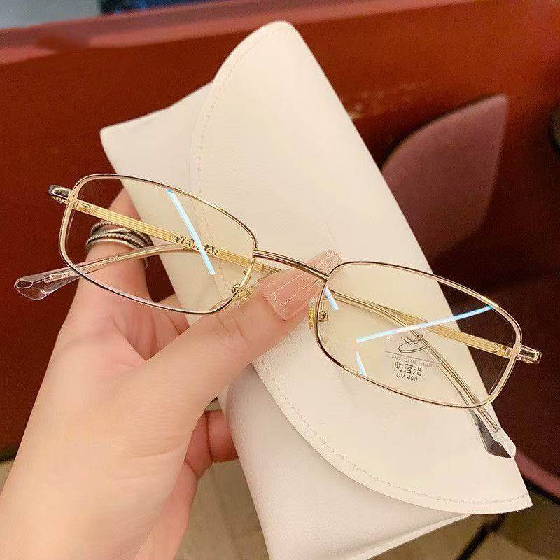 Trendy Retro Gold-Rimmed Rectangular Glasses with an Elegant and Sophisticated Look