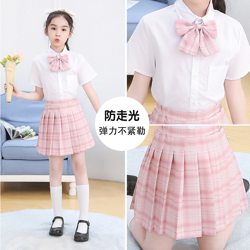 少女の心配事 (純白半袖 + チェックスカート + 蝶ネクタイ)