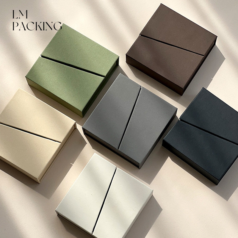 New Arrival Flip Jewelry Box Little Red Book Explosions Earrings Necklace Jewelry Box Wear Armor Packaging Box Printed Logo