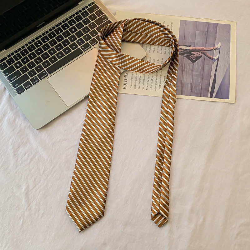 ブラウンストライプの通勤スタイルネクタイ