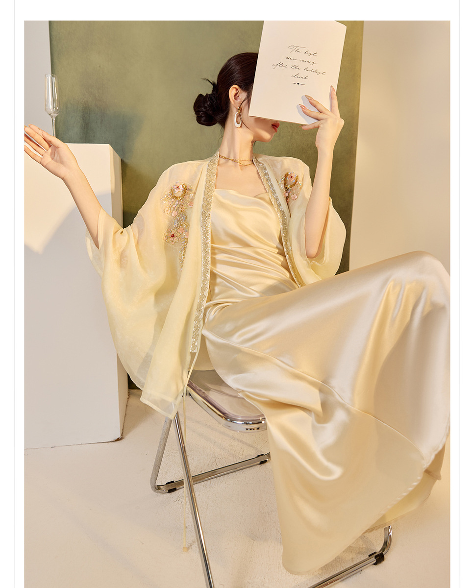 Áo khoác cardigan nữ dáng rộng thêu đính cườm chất liệu tencel phong cách nhẹ nhàng — mơ
