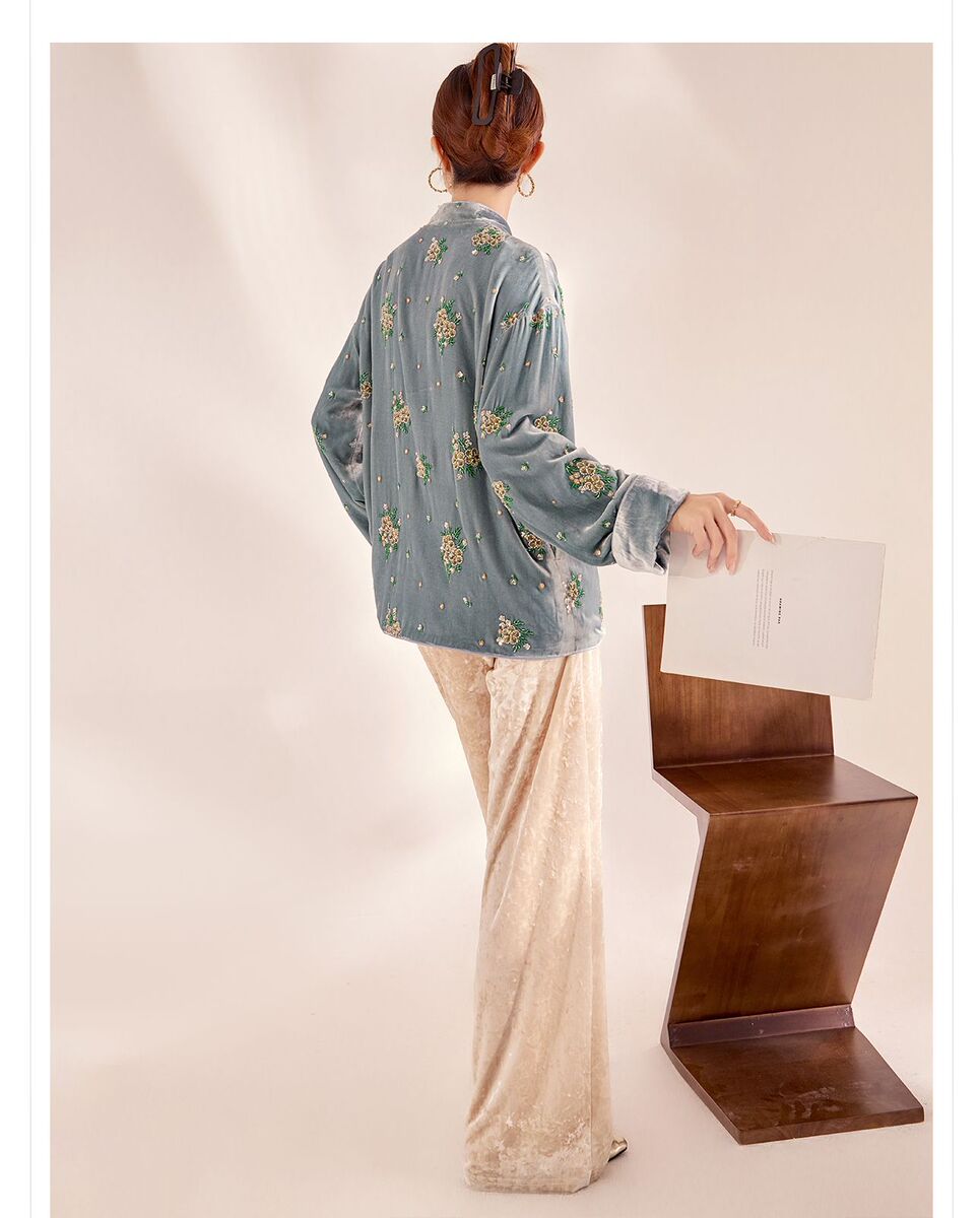 Áo sơ mi nữ lụa tơ tằm cổ đứng cài khuy kiểu cardigan thêu hoa — Dương Tây Đỏ (Giao Hàng Ngay)