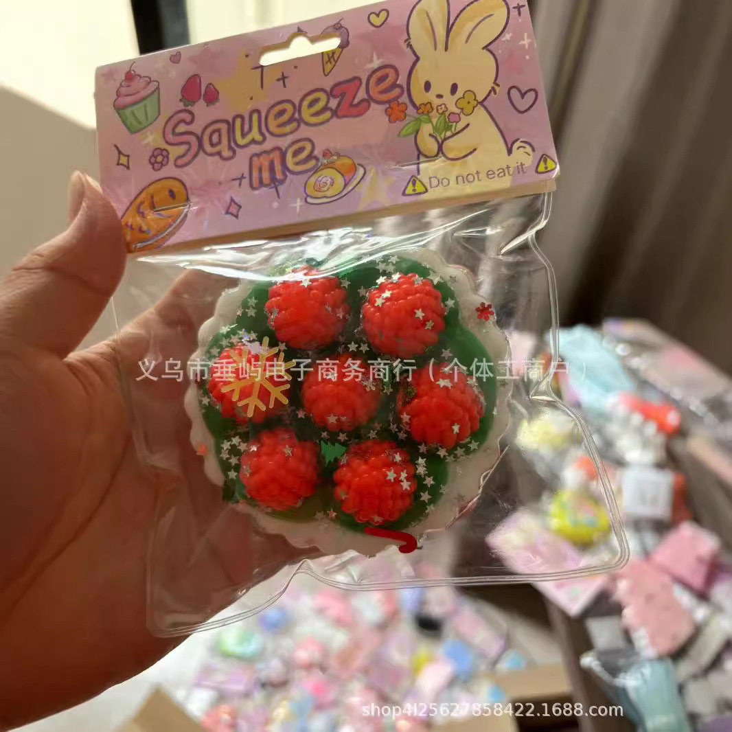 クリスマスの白と緑のラズベリーの塔