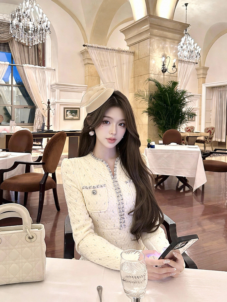 Đầm đuôi cá ôm dáng cổ chữ V đính đá công phu — Màu be