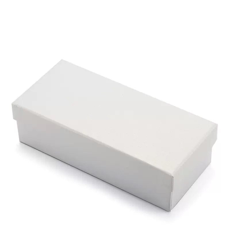 白い空と大地のカバー