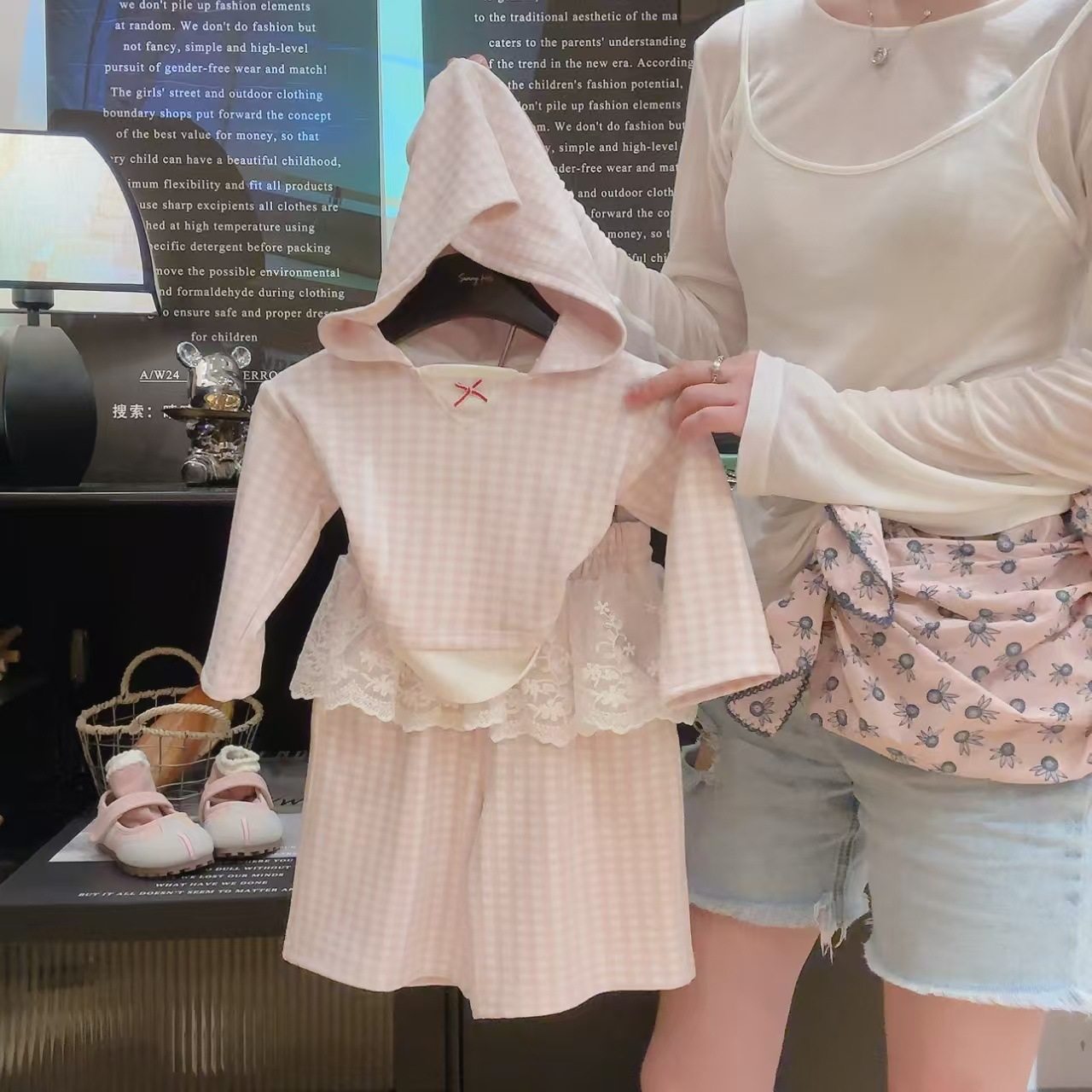 Herbst-Neuheit-vielseitige Spitzenrüschenhose & Langarm-Kapuzen-Süße-Dame-Karo-Top-Spitzen-Set