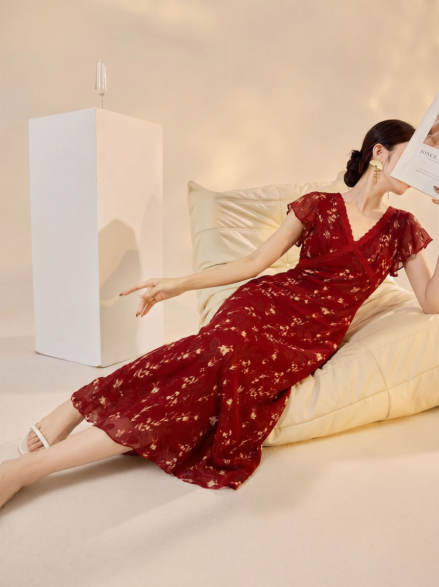 Đầm hoa nhí dáng lửng cổ chữ V phối ren vai — màu đỏ