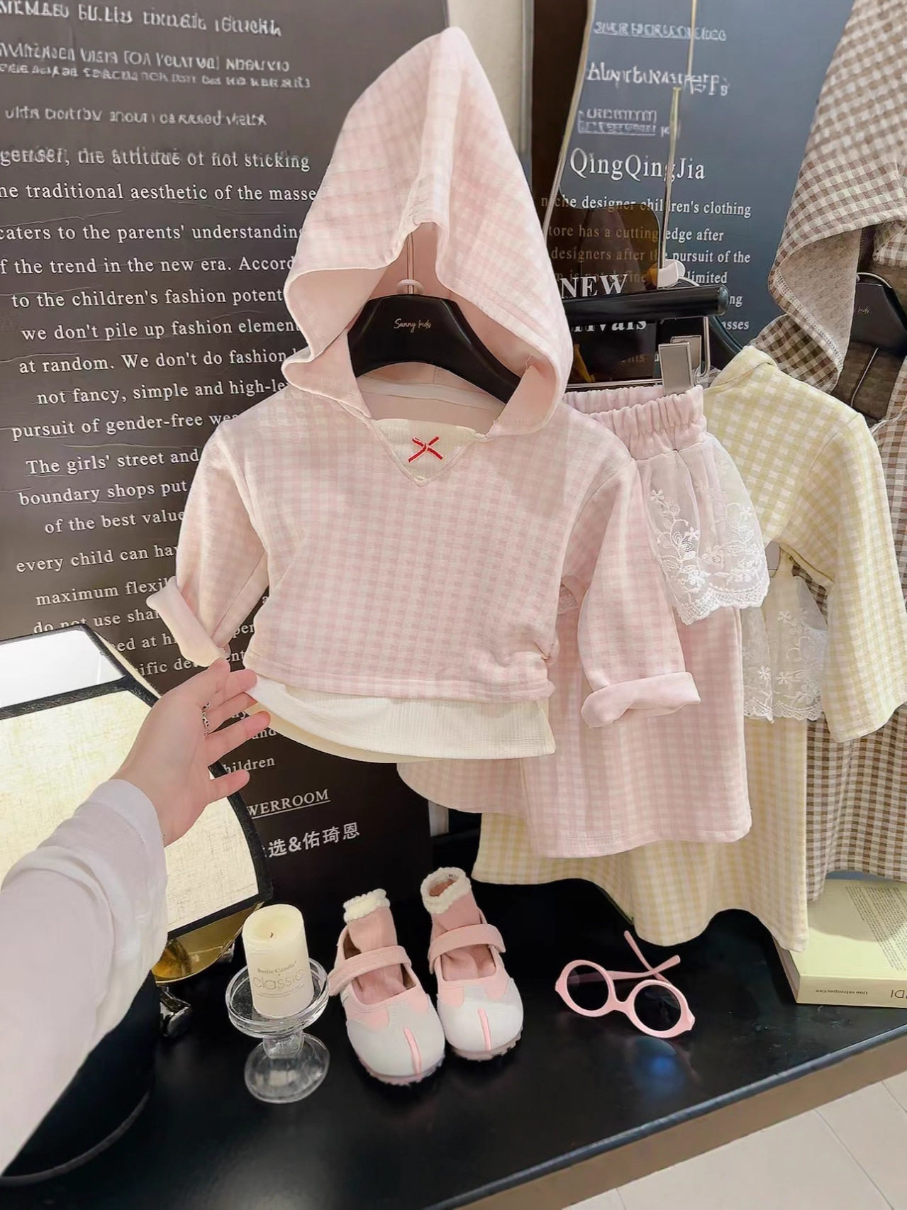 Herbst-Neuheit-vielseitige Spitzenrüschenhose & Langarm-Kapuzen-Süße-Dame-Karo-Top-Spitzen-Set