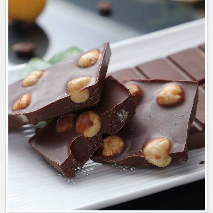 Russian-style hazelnut milk black chocolate whole nut hazelnut sandwich children's snacks 100g