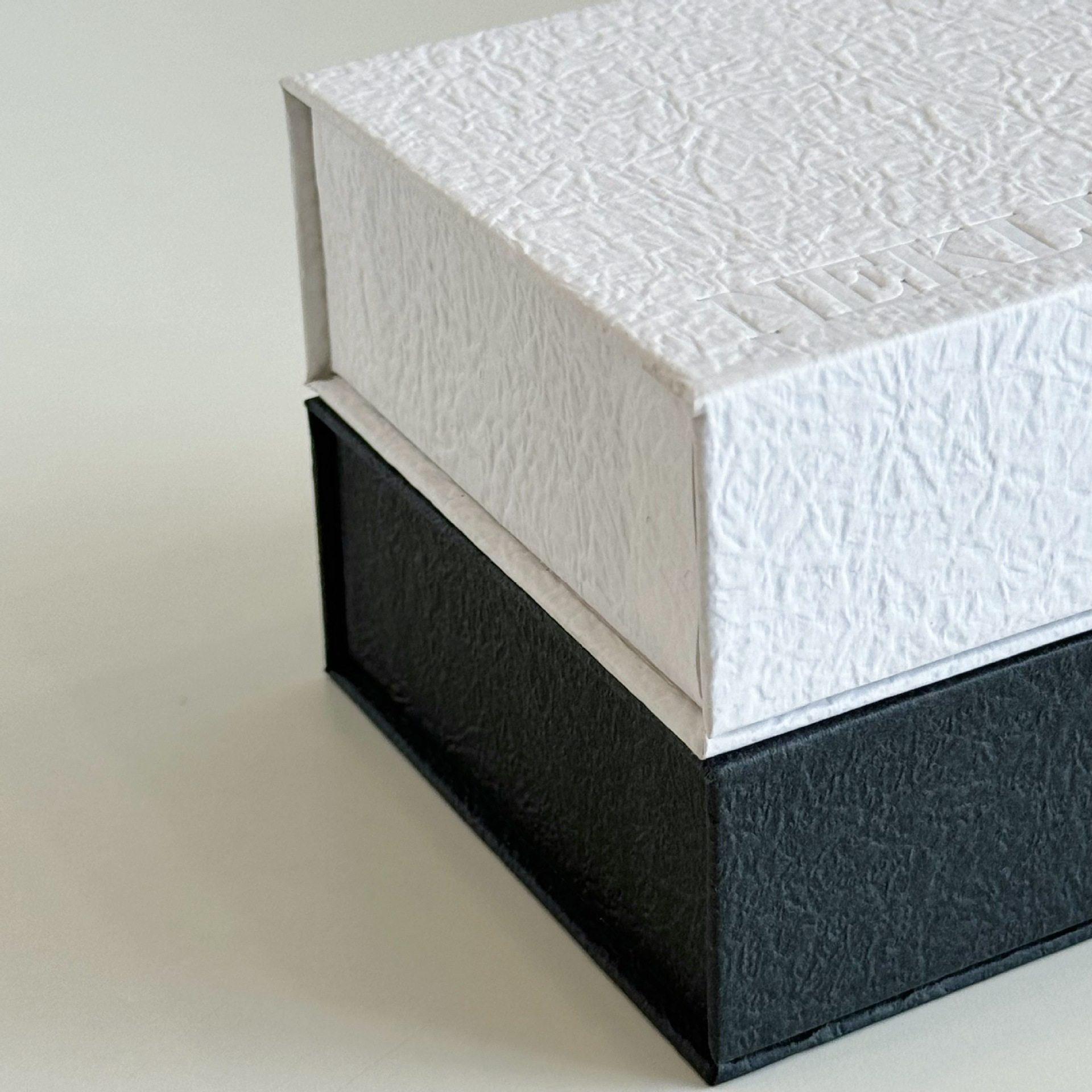 Customized Crystal Bracelet Necklace Jewelry Box Gravure Logo Flip Magnetic Hard Paper Jewelry Packaging Gift Box