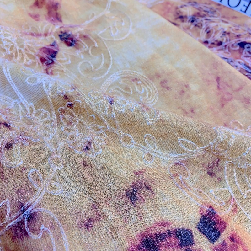 Áo sơ mi nữ tay bồng thêu thắt nơ cổ chữ V dáng suông — gạo màu xám, mật ong vàng, sương mù xanh