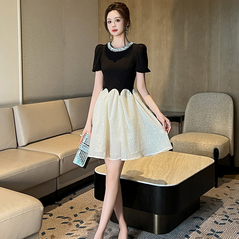 Đầm suông nữ midi cổ tròn tay bồng cao eo — [Đen]