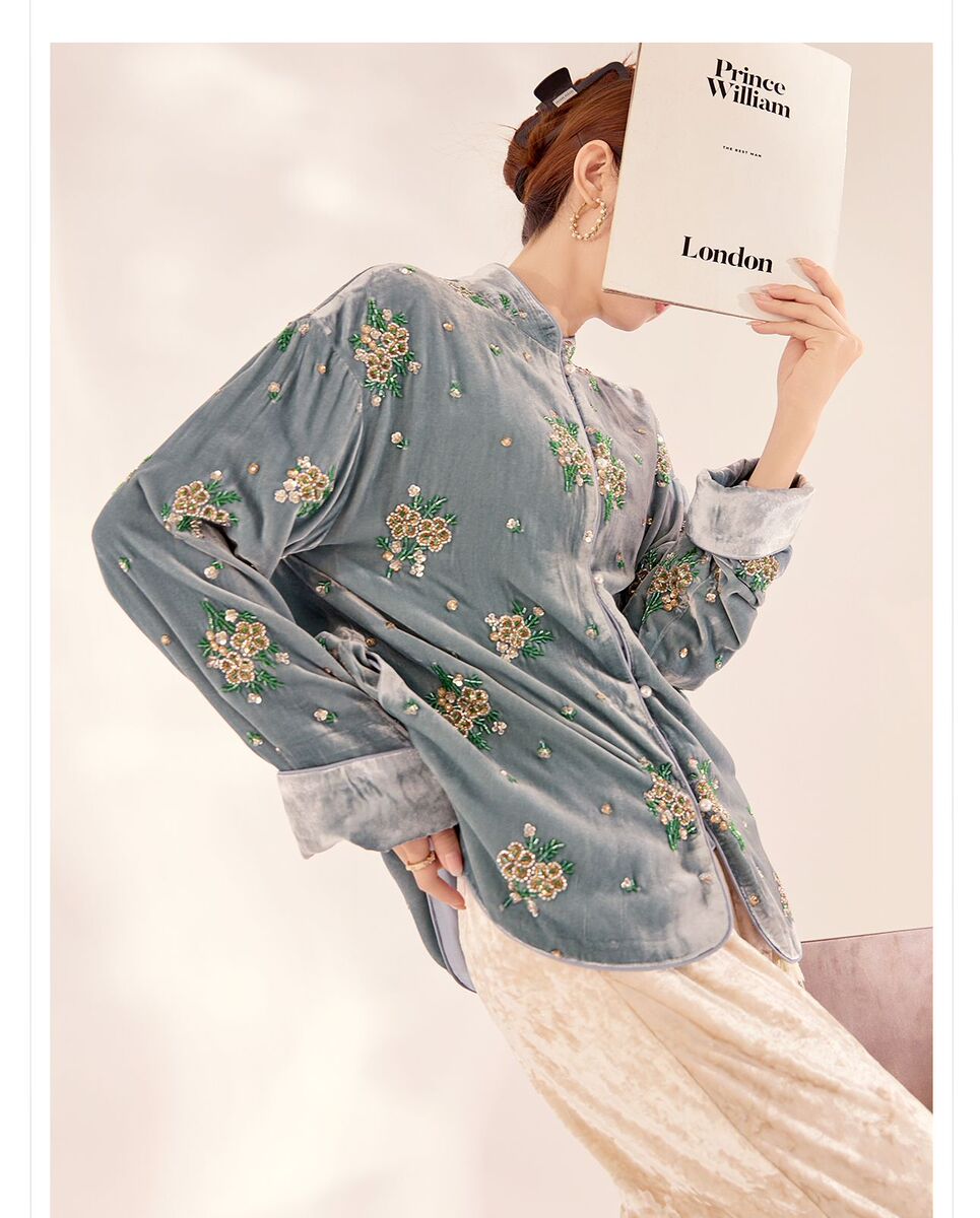 Áo sơ mi nữ lụa tơ tằm cổ đứng cài khuy kiểu cardigan thêu hoa — Dương Tây Đỏ (Giao Hàng Ngay)