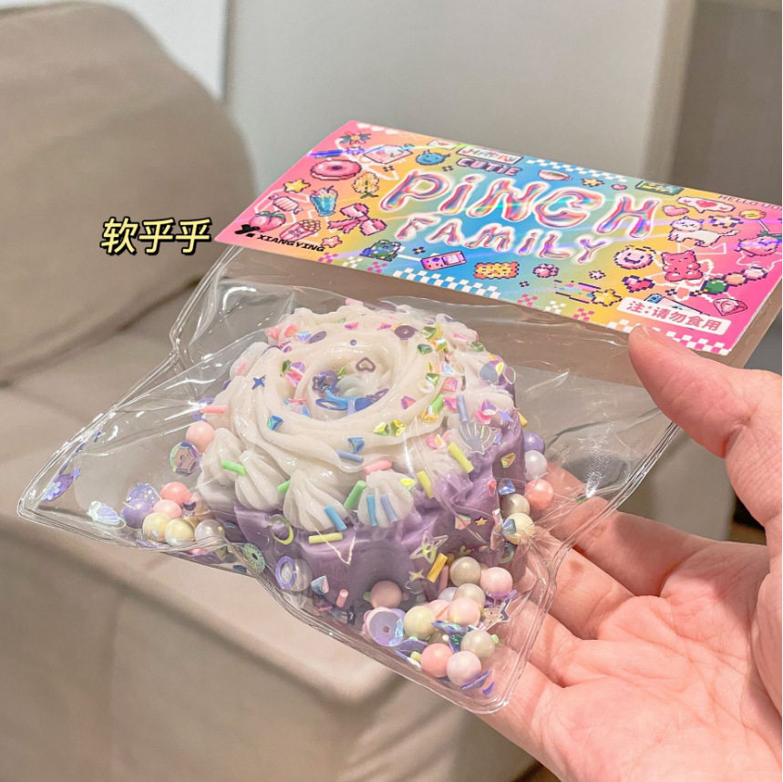 紫色の小さなケーキ[見栄えが良く、厚くて大きい]