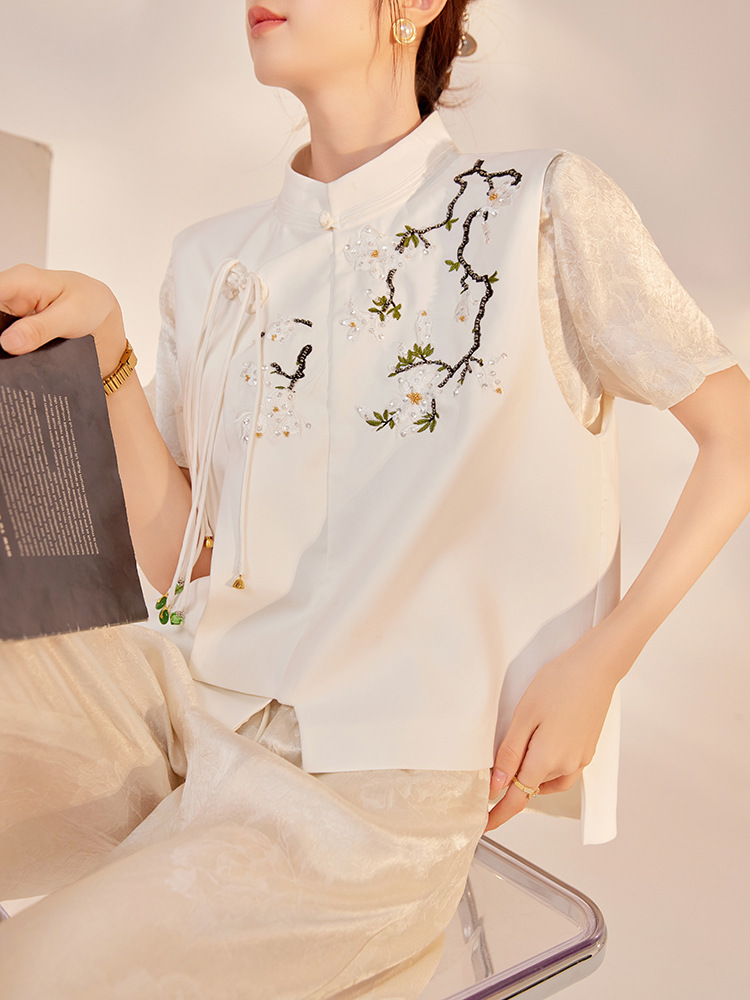 Áo vest nữ cổ đứng thêu nổi cài khuy phong cách thanh lịch — Ngọc Bích Đen (Giao Hàng Ngay), Trắng tuyết satin (tóc làm trong ngày)