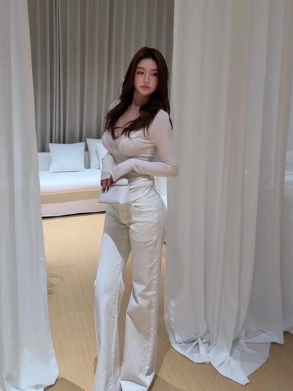 Designed Sexy Lace Edge Slim V Neck T-Shirt Top for Women Autum Versatile Casual White Jeans Two-Piece Set